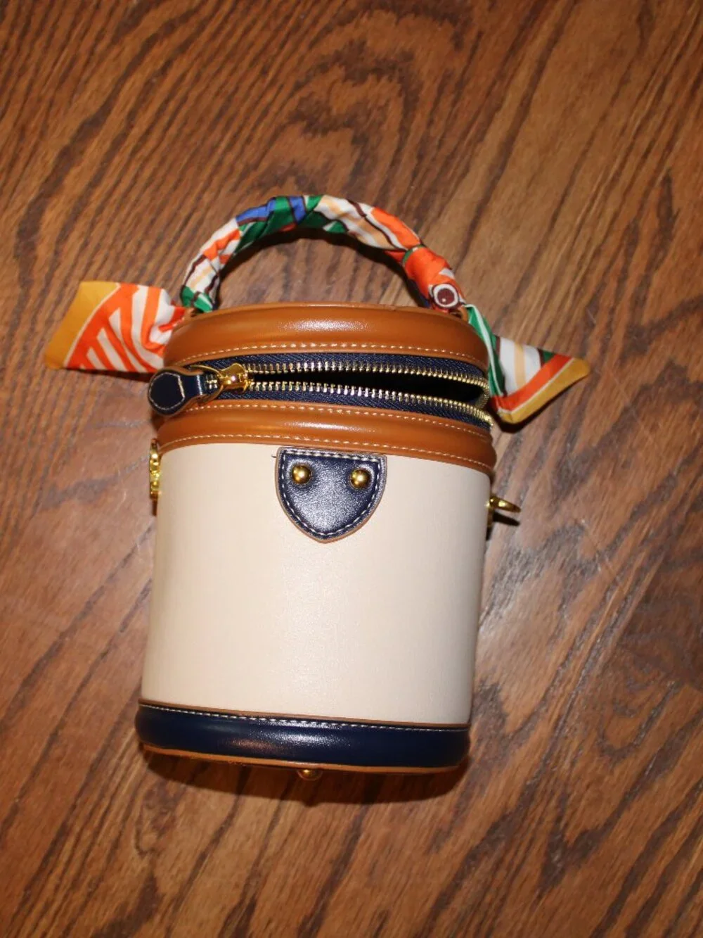 Bucket Purse - Picture 1 of 2